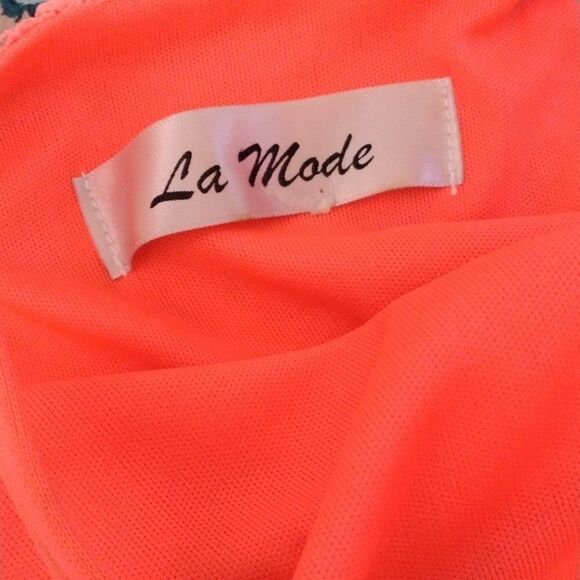 La Mode Lace Dress - Picture 8 of 9